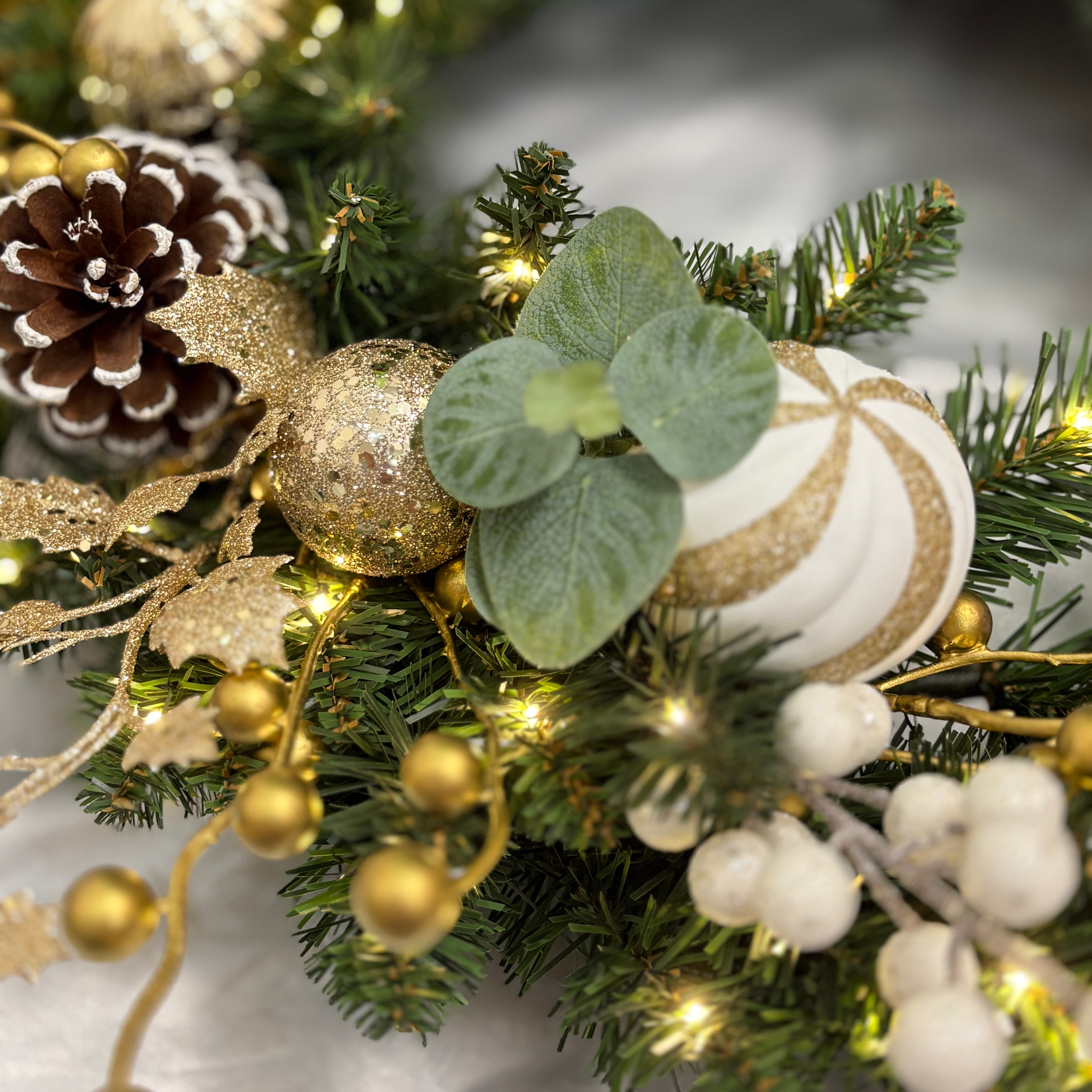 Silvanest 24" Pre-Lit Christmas Wreath with LED Lights, Gold Ornaments, Pinecones & White Berries – Artificial Holiday Wreath for Front Door Indoor Outdoor Decor